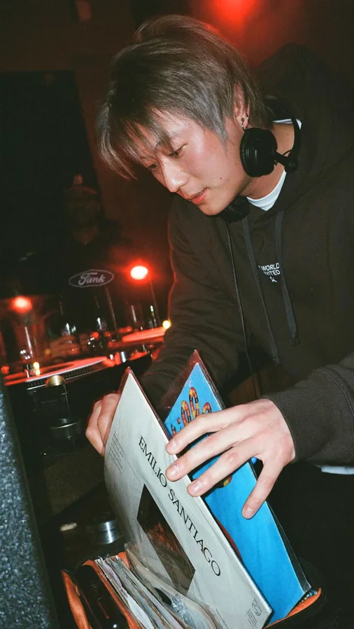 레코드를 고르는 DJ Charlie