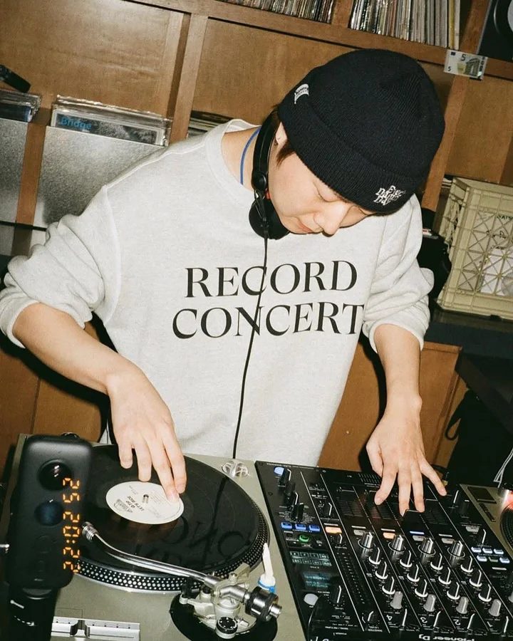 턴테이블을 다루는 DJ Redef