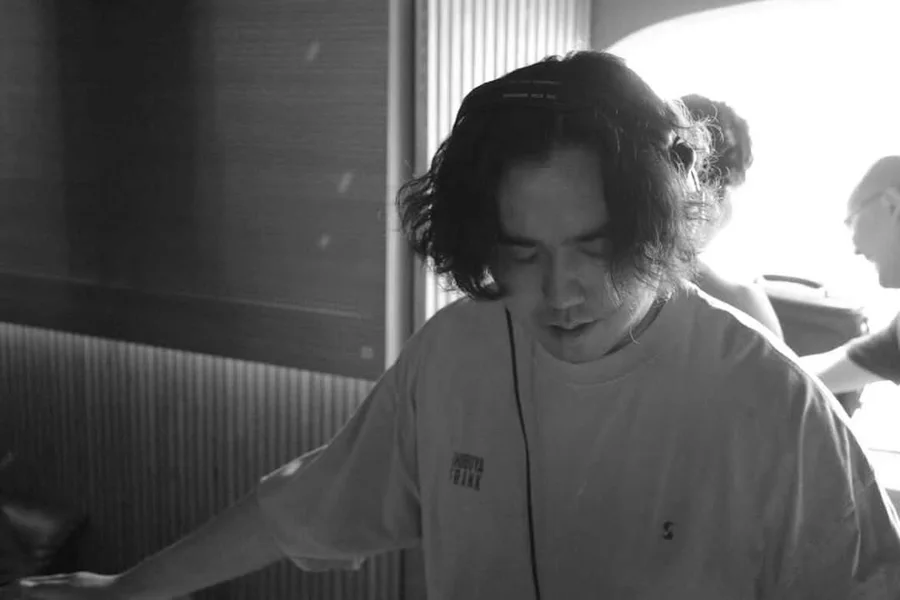 디제잉하는 DJ YoungIsland 흑백 사진