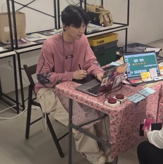 노트북으로 도트 캐리커처를 그리는 빗빛